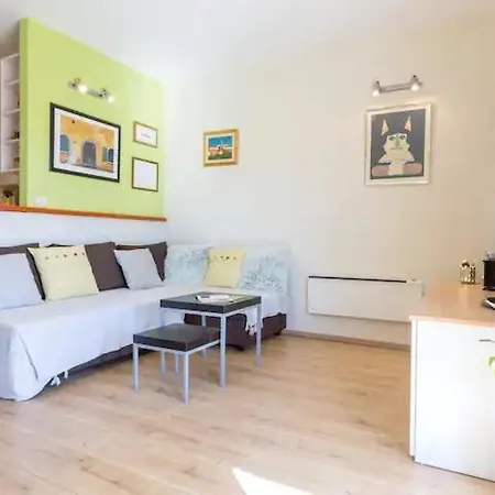 Helena Apartment *